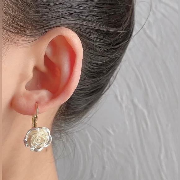 Mother’s Day Special 🌸🌺🌼 Adorable Elegant White Flower Pendant Dangle Earring - Picture 10 of 11